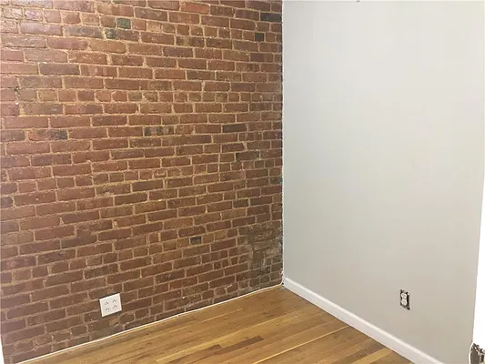 Rented by R New York | media 100