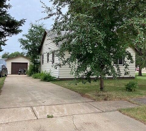 2nd image of 214 1st St NE