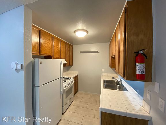 3rd image of 3028 Juniper St APT 1