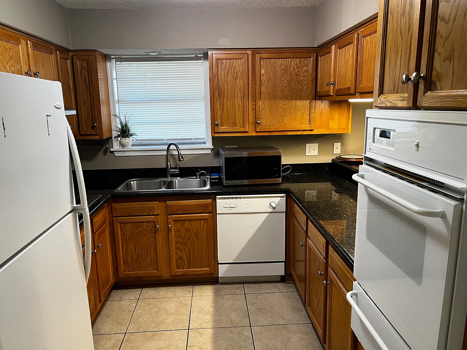 3 bed, 1.5 bath, 1650 sqft, $1,750 — Photo 2