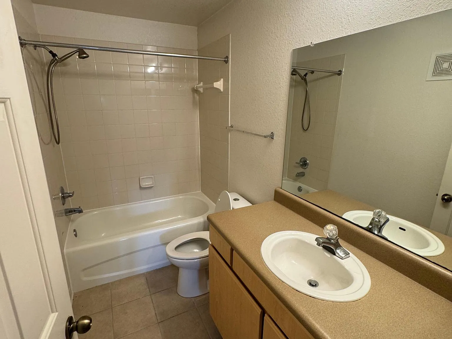 940 Village Trl — Photo 4