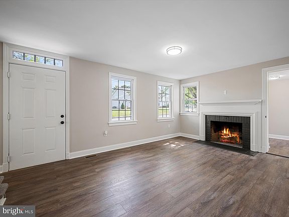 5th image of 208 N High St