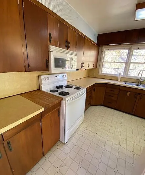 1229 Highland St — Photo 3