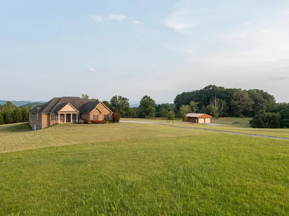 1205 W Wind Rd, Fincastle, VA 24090