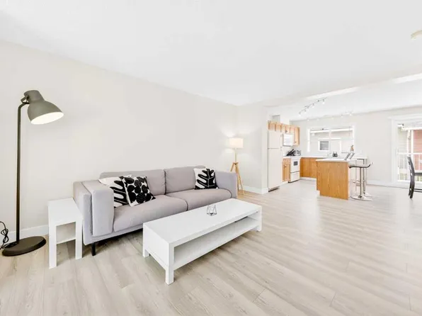 203 E McKenzie Towne Gate SE, Calgary, AB T2Z 4G2
