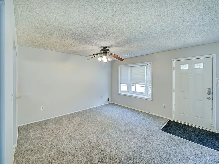 96 Versailles Ct — Photo 8