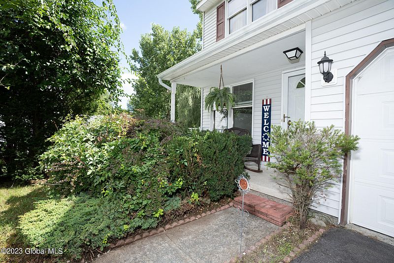 3rd image of 32 Ponderosa Drive