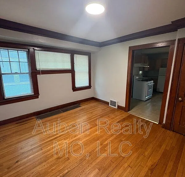 5424 Charlotte St — Photo 3