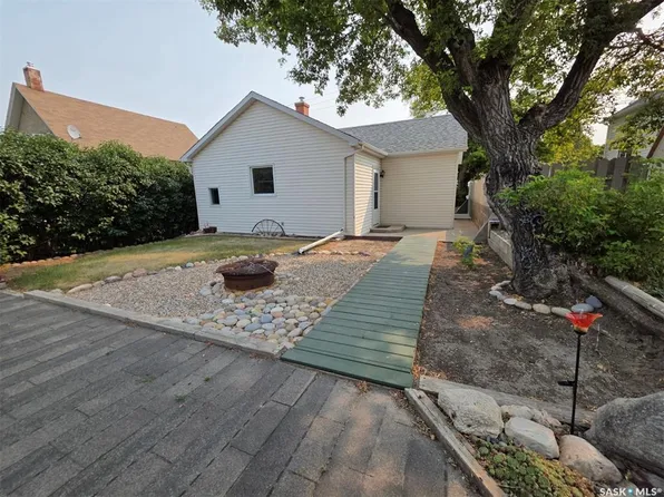 212 6th AVENUE NE, Swift Current, SK S9H 2M2