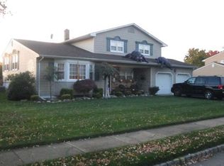 27 Iroquois Dr, Parlin, NJ 08859