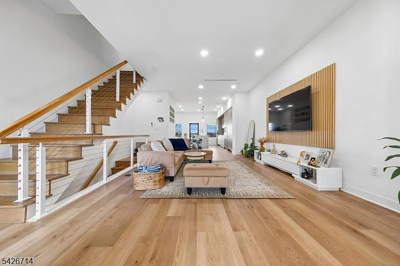 3 bed, 4.5 bath, $5,300 — Photo 3