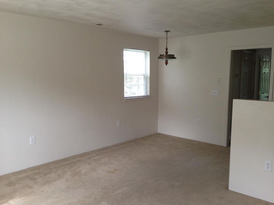Entry/Living Room