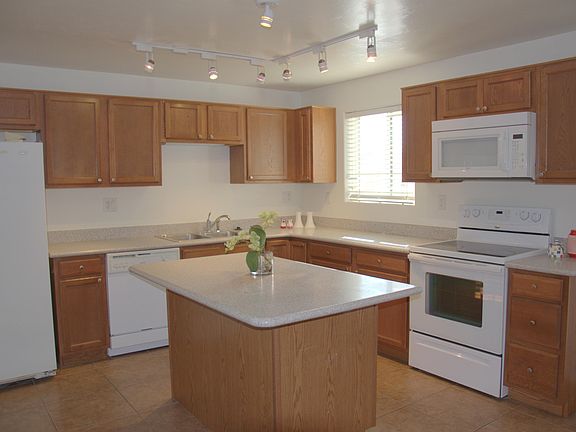 2nd image of 913 N Desert Ave Unit A