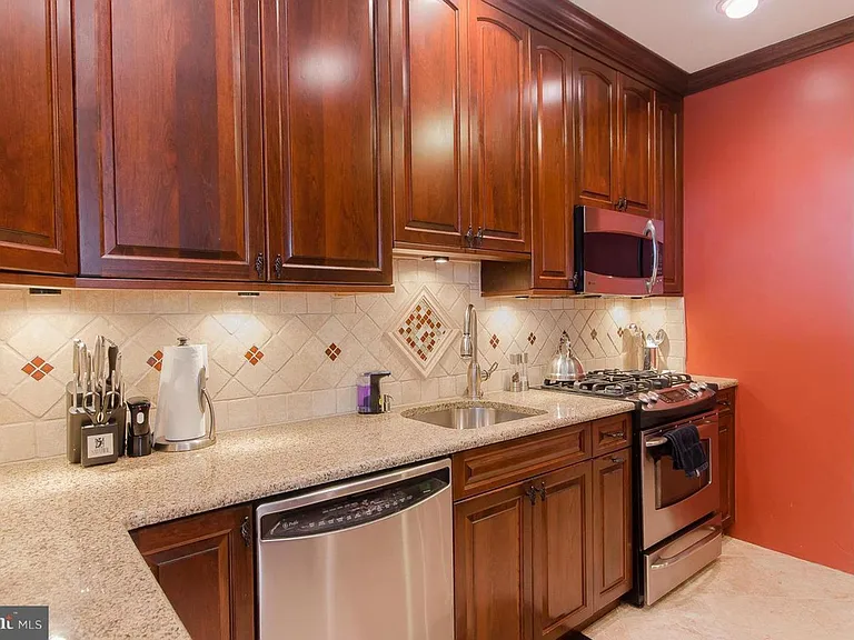 616 Nicholson St NW — Photo 8