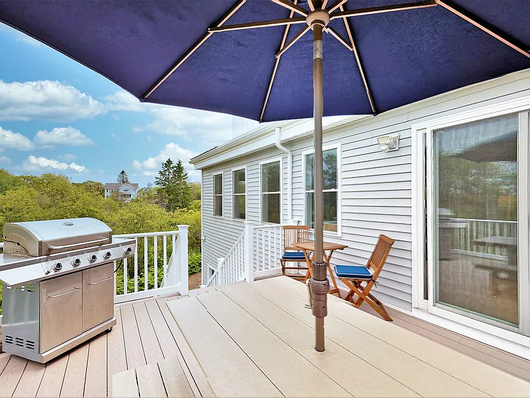 the grilling and dining deck overlooking the ocean and birds preservation area