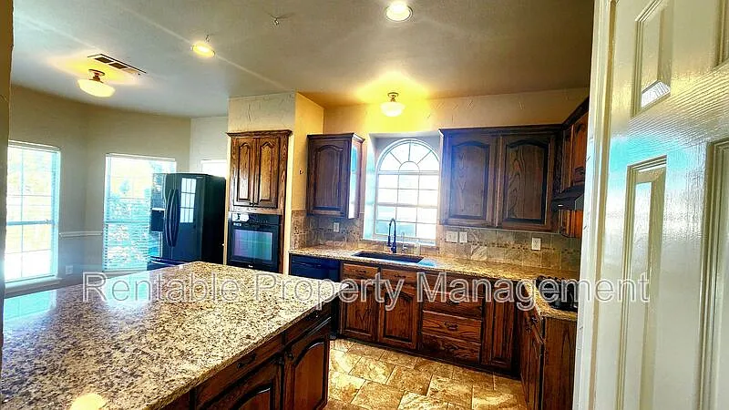 5 bed, 3.0 bath, 2811 sqft, $3,350 — Photo 4