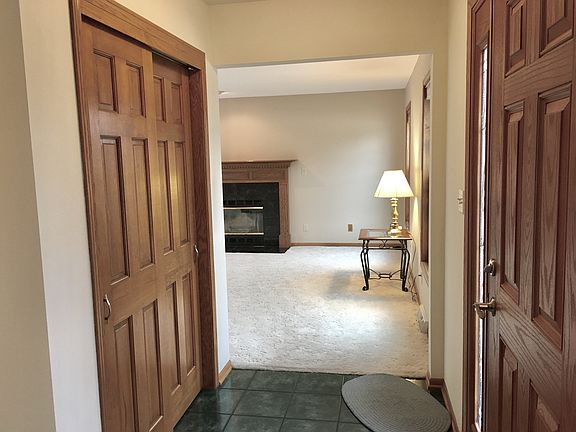 Entry/Foyer w/ large closet