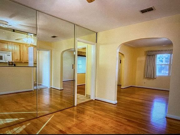 5th image of 906 W Church St