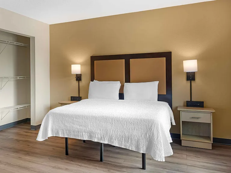 Deluxe Studio - 1 Queen Bed