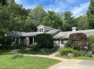 3725 Locust Dr, Oakland, MI 48363