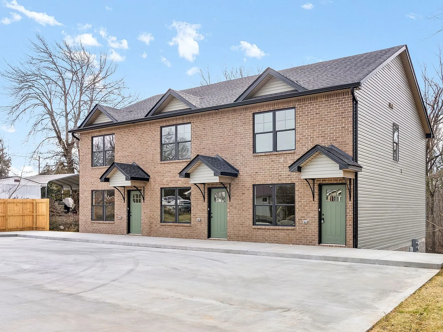 2 Bedroom Pet Friendly Townhomes For Rent! — Photo 3