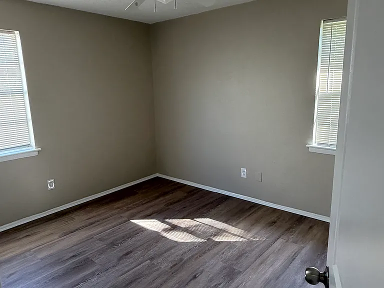 4871 Bedford Dr — Photo 3