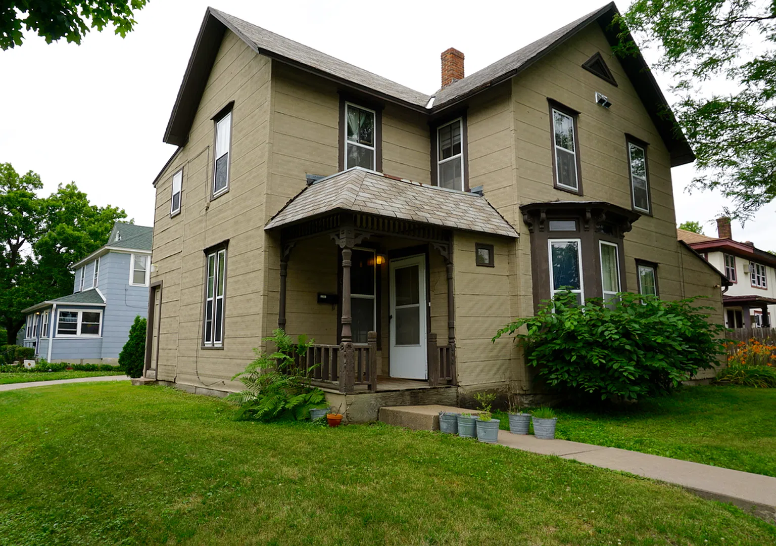 701 6th St SE — Photo 1