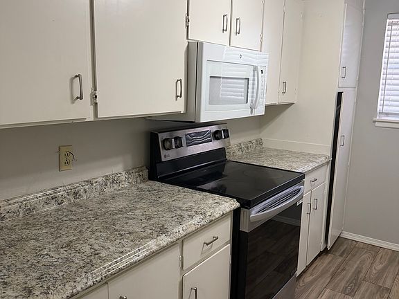 2nd image of 1313 Tanglewood Ln
