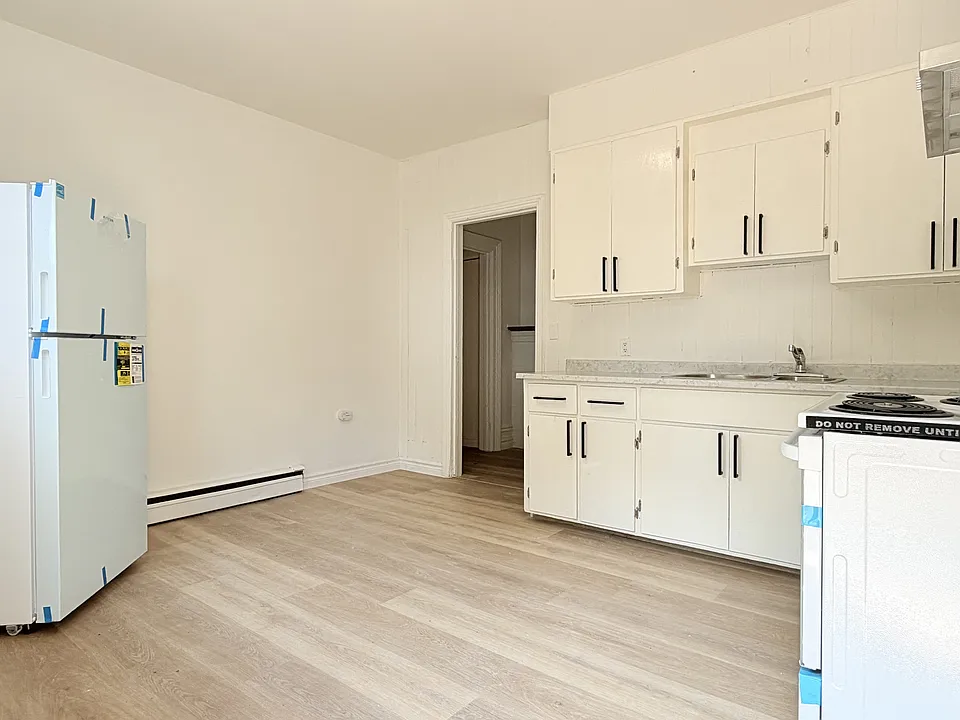 537 Confederation St #7
