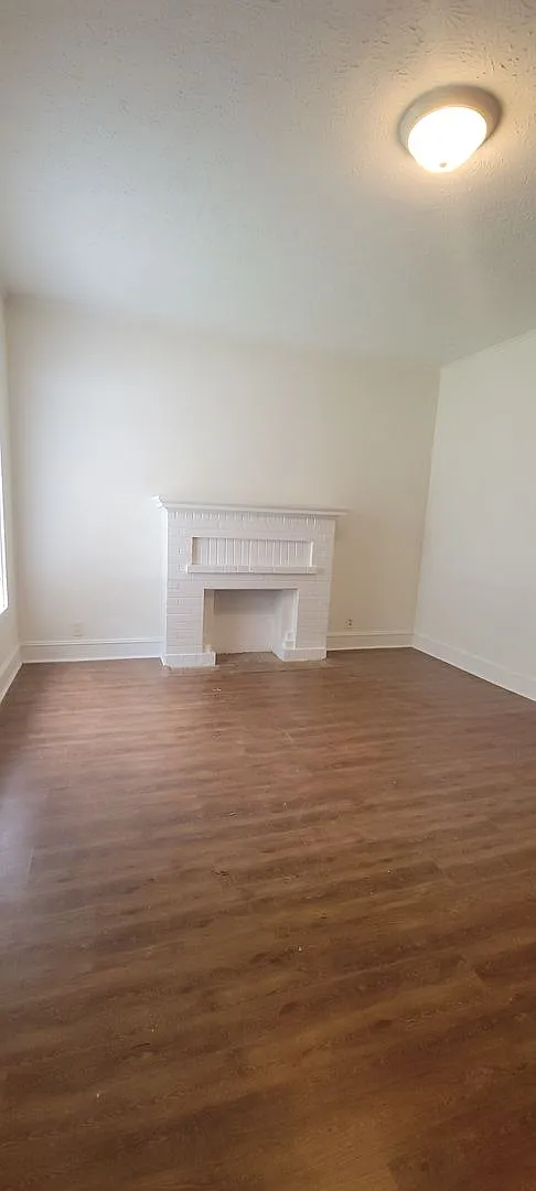 Great 3 bedroom/2 bath home with Oven, Refrigerator, Garage, Central Air & Heat! — Photo 4