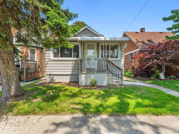 1550 Dee St, Wyandotte, MI 48192