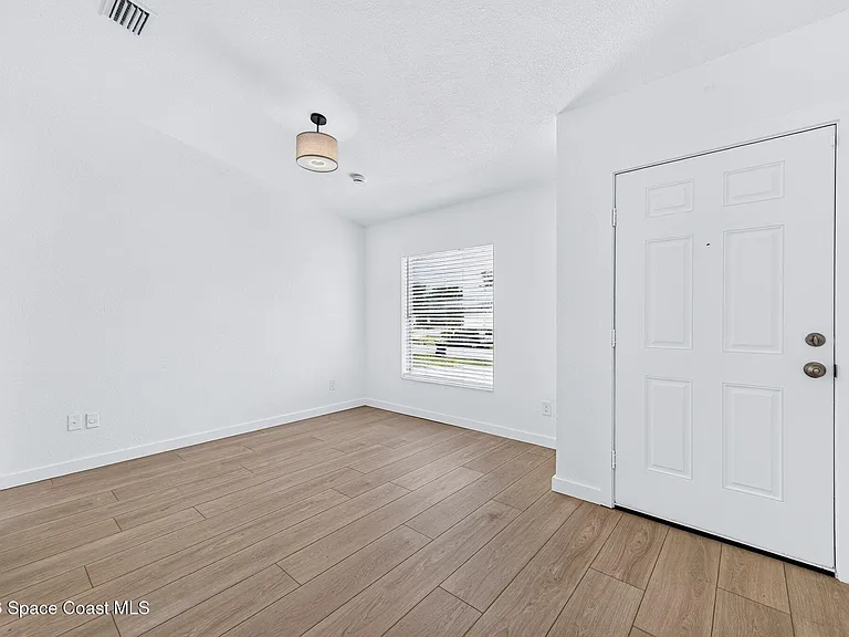 711 Avalon St SE — Photo 19