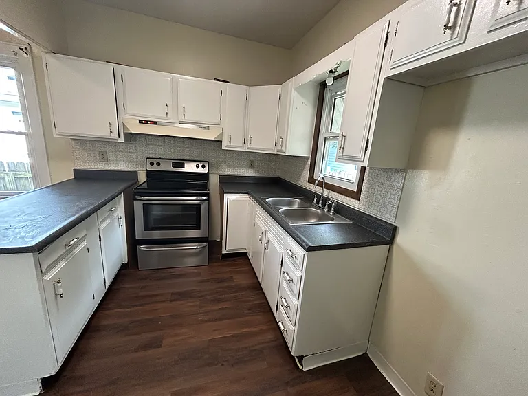 417 Richardt Ave — Photo 2