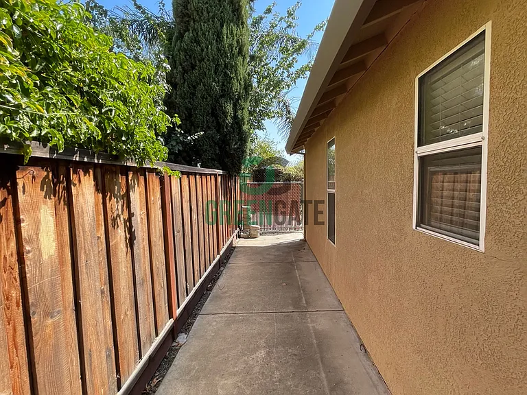 1660 Etta Way — Photo 39