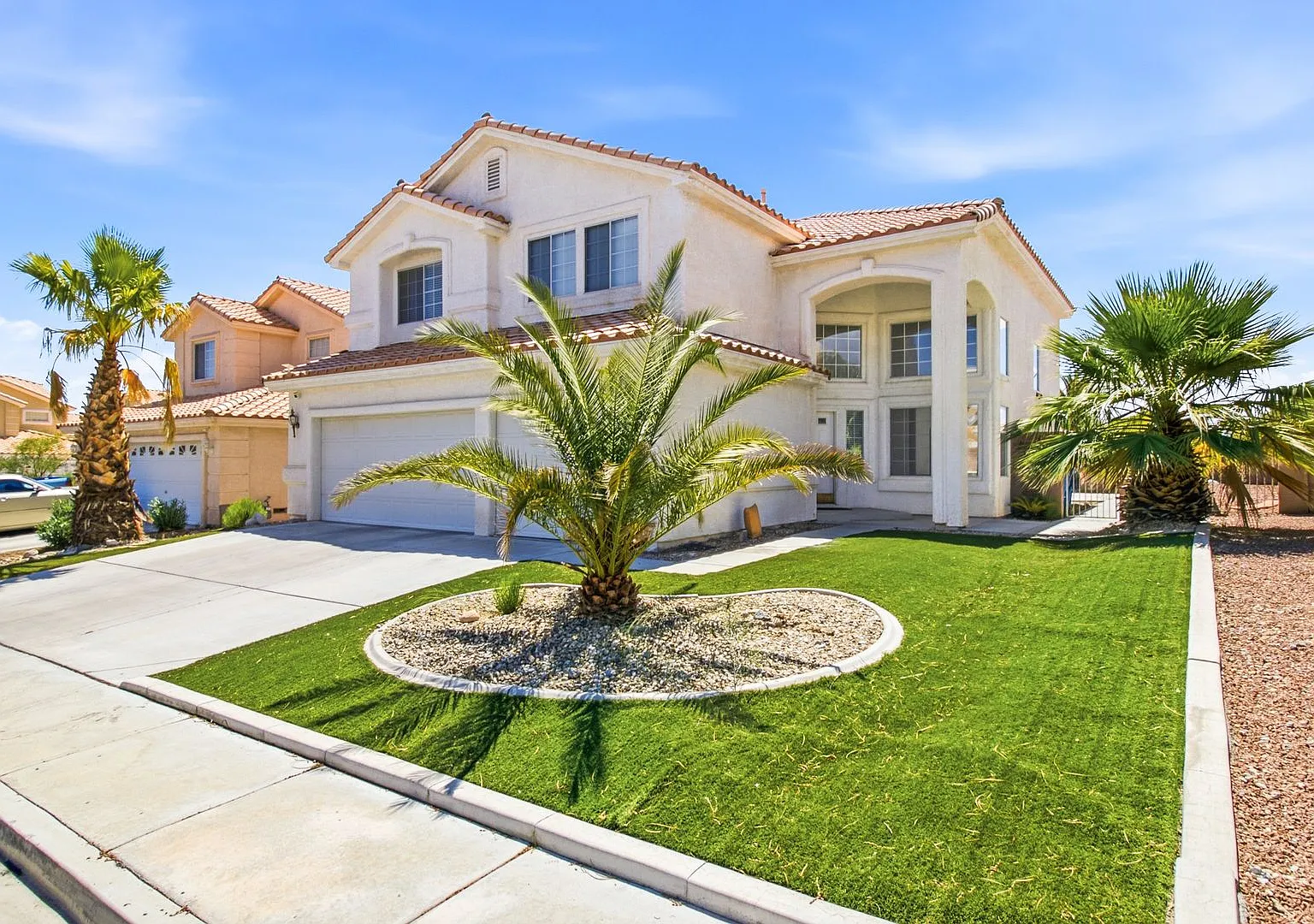 Spacious 4-Bedroom Home with Fireplace, 3-Car Garage & Great Backyard — Photo 2