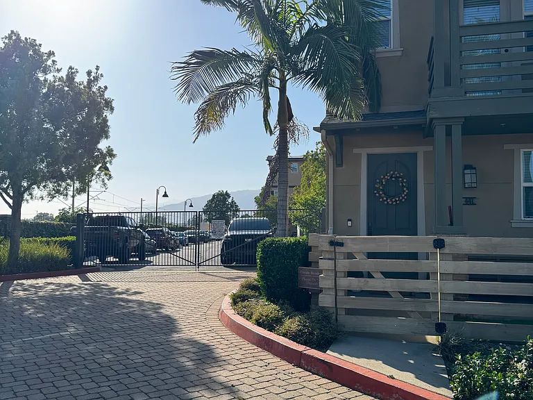 441 S Glendora Ave — Photo 3