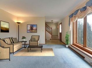 128 W Acorn Dr, Grafton, WI 53024
