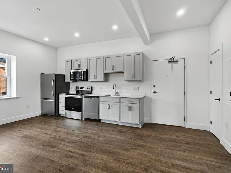 123 S Main St #10 — Photo 1