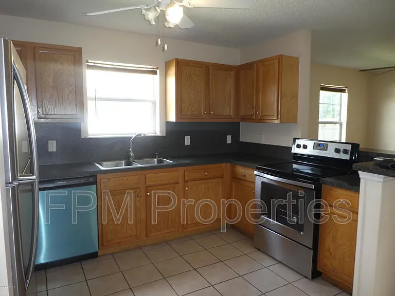 1017 Crestwood St — Photo 7