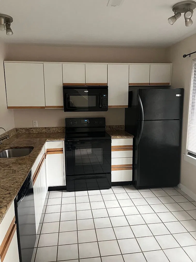 2bed 1.5 Bath Townhouse — Photo 2