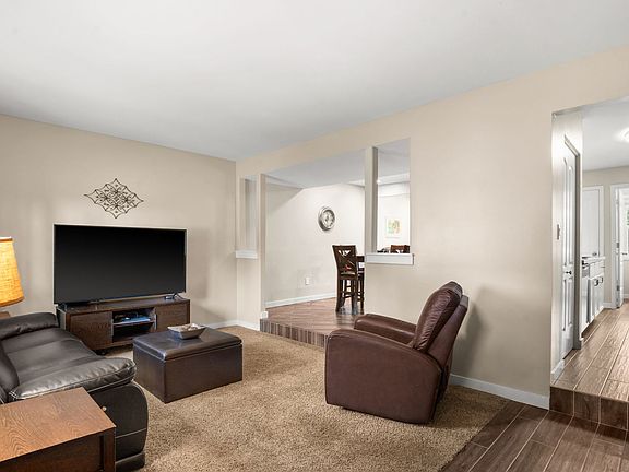 4th image of 13 Dumbarton Oaks Pl