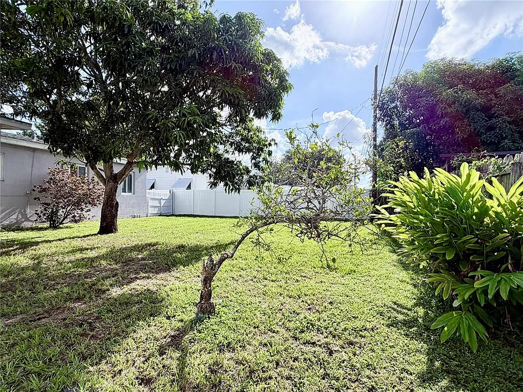 3 bed, 2.0 bath, 1210 sqft, $2,700 — Photo 2
