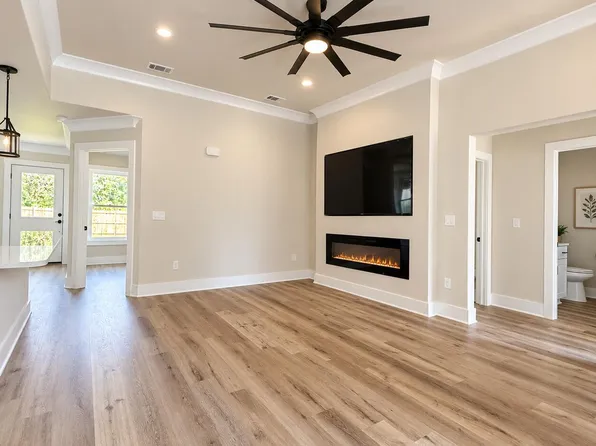 878 E Walnut Ave, Crestview, FL 32539