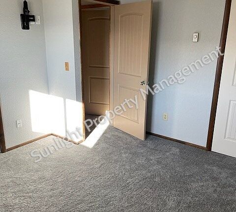 5th image of 413 Stillwater Dr