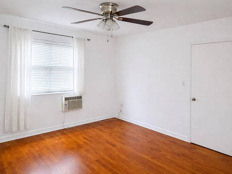 2135 Bay Dr #3 — Photo 4