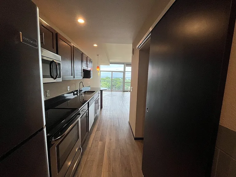 Galaxie High Rise Apartments — Photo 6