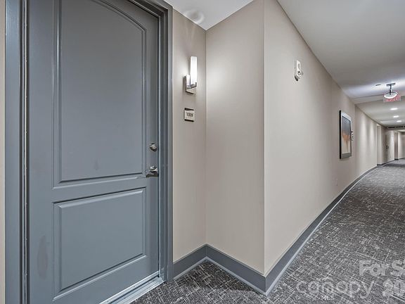 5th image of 701 Royal Ct #1009