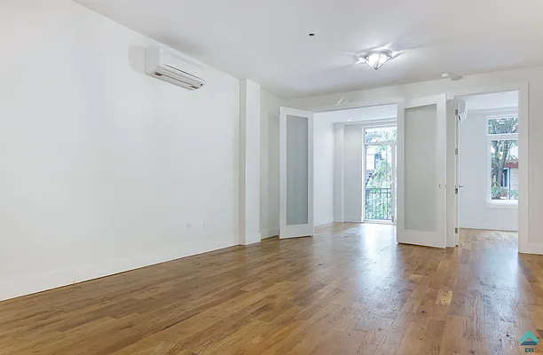 Rented by EXR | media 30