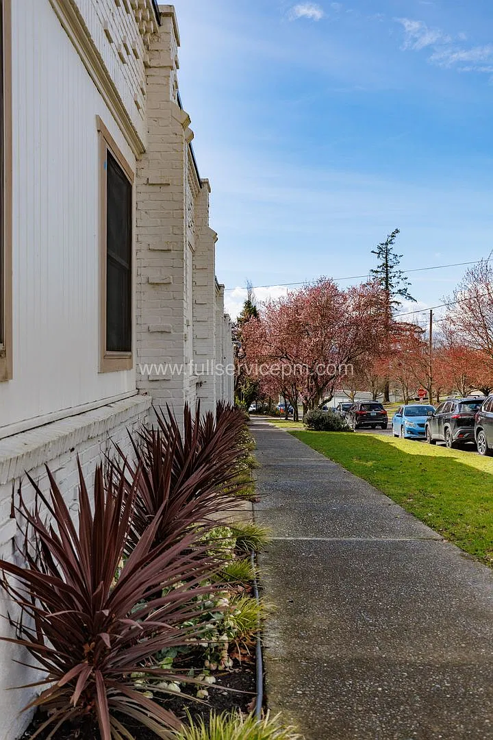 4307 SW Myrtle St — Photo 1