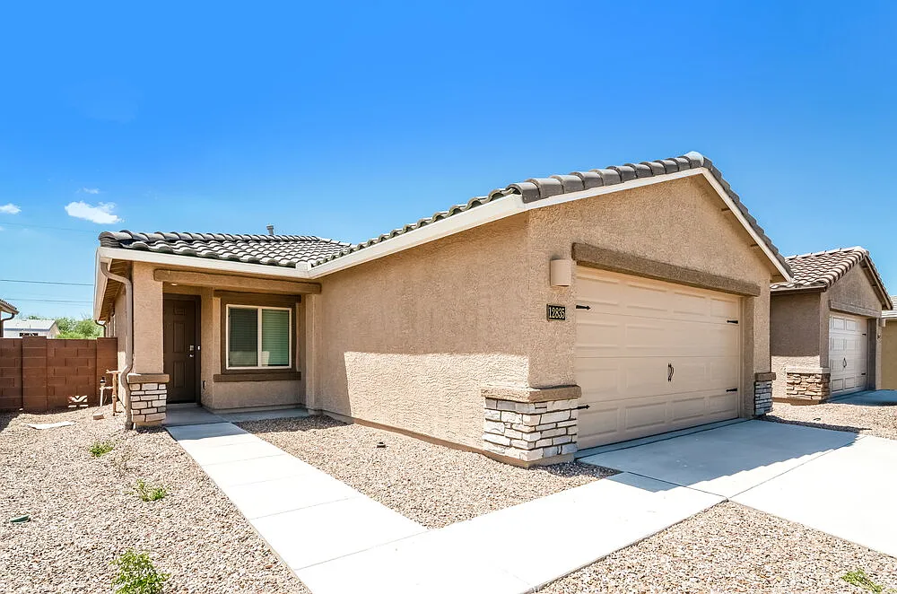 3 bed, 2.0 bath, 1558 sqft, $1,940 — Photo 3